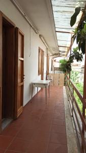 a room with a bench on the side of a building at Casa Ester in Aradeo