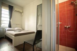 Uma cama ou camas num quarto em All in Hostel