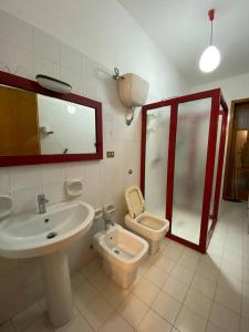 a bathroom with a sink and a toilet at Casa Ester in Aradeo