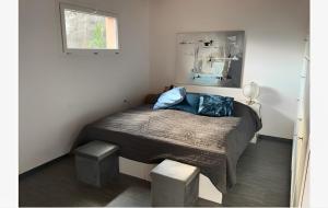 ein kleines Schlafzimmer mit einem Bett und einem Fenster in der Unterkunft Casa AmaRe - einzeln stehendes Haus mit spektakulärer Aussicht in Gambarogno