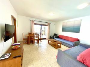 salon z kanapą i stołem w obiekcie Villa 1B w mieście Playa Blanca