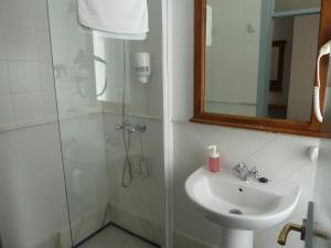 エル・ペドロソにあるHotel Entreolivosのバスルーム(シンク、鏡付きシャワー付)