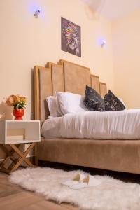 een slaapkamer met een bed en een wit tapijt bij Executive 1 Bedroom with Secure Parking Nakuru in Nakuru