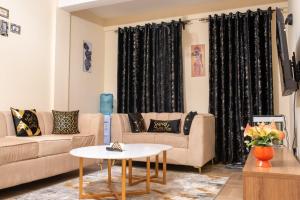 Posezení v ubytování Executive 1 Bedroom with Secure Parking Nakuru