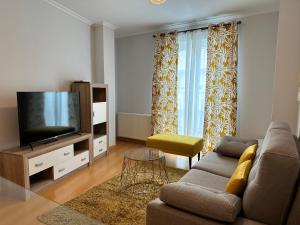 een woonkamer met een bank en een flatscreen-tv bij Apartamento Ría de Arousa in Boiro