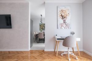 een woonkamer met een tafel en een schilderij aan de muur bij Bridge Comfort Apartment in Zadar