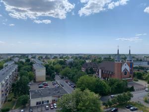 z góry widok na miasto z parkingiem w obiekcie Mieszkanie na Ogrodach w Bydgoszczy