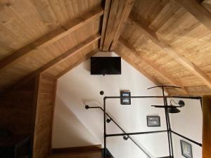 En tv och/eller ett underhållningssystem på La Maison du Pere Pilon avec petit dejeuner
