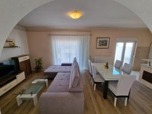 TV a/nebo společenská místnost v ubytování Apartment ANAMARIJA BR. 2