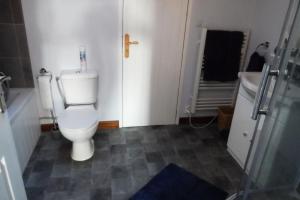 Koupelna v ubytování Comfortable, stylish house in small rural village