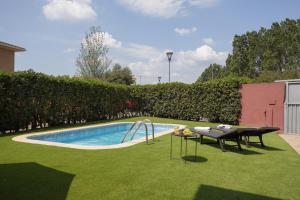 uma piscina com uma mesa e uma mesa de piquenique num quintal em torderalux em Tordera