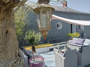un patio con divani e lampadario di L' ART CHAMP BEAU 