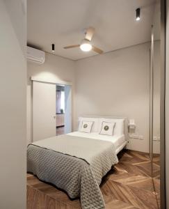 1 dormitorio con 1 cama y ventilador de techo en Trabuxu Boutique Living, en La Valeta