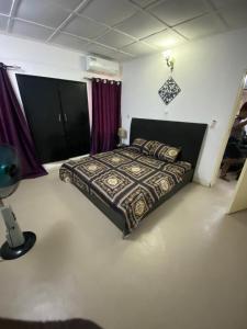 sypialnia z łóżkiem w pokoju w obiekcie Harmonious haven services w mieście Ibadan