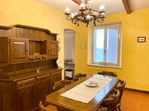 uma sala de jantar com uma mesa e um lustre em CASA BARBERA Terrazza sul Monferrato em Serralunga di Crea