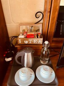 Narcisa Farmhouse B&B的咖啡和沏茶工具