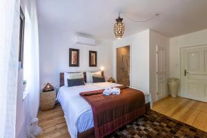 1 dormitorio con 1 cama grande y 2 toallas. en Butik Design Nádas en Abádszalók