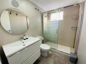 ein Bad mit einem WC, einem Waschbecken und einer Dusche in der Unterkunft Casa Don Juan in Santa Pola