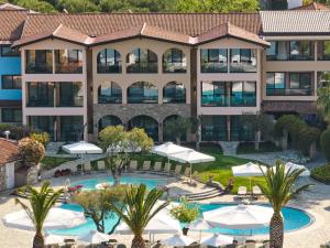 Bazén v ubytování Anthemus Sea Beach Hotel and Spa nebo v jeho okolí
