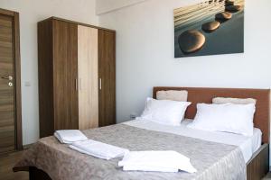 ein Schlafzimmer mit einem Bett mit zwei Handtüchern darauf in der Unterkunft Aqua Vista NUBA - Vedere Top la Mare si Lac - Summerland in Mamaia