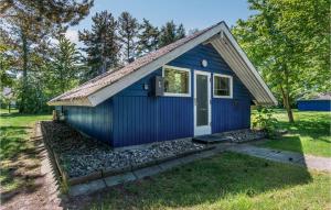 une petite maison bleue avec un toit mansardé dans l'établissement Beautiful Home In Sams With Kitchen, à Nordby