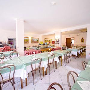 Hotel Rosa tesisinde bir restoran veya yemek mekanı