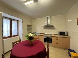 a kitchen with a table with a vase of flowers on it at Casa Janices in Artajona