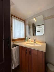 La salle de bains est pourvue d'un lavabo et d'un miroir. dans l'établissement Casa Janices, à Artajona