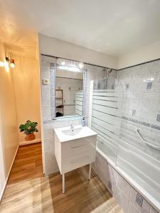 een witte badkamer met een wastafel en een douche bij mas de l' Olivier in Arles