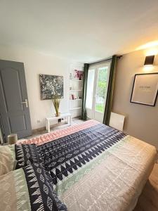 een slaapkamer met een groot bed en een raam bij mas de l' Olivier in Arles