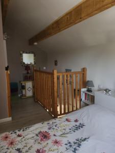 een slaapkamer met een bed met een bloemenbed bij les oliviers in Veigné