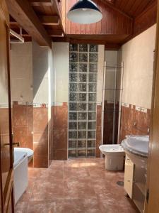 La salle de bains est pourvue d'une douche, de toilettes et d'un lavabo. dans l'établissement Maravilloso apartamento De la Santina 2B con vistas, à Avilés