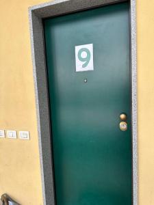 Una puerta verde con el número. en Easy Milano Apartment Navigli, en Milán