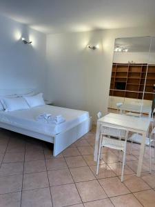 سرير أو أسرّة في غرفة في Easy Milano Apartment Navigli