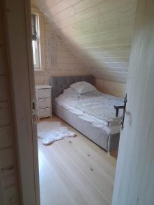 a bedroom with a bed in a wooden house at Tajojta in Werlas