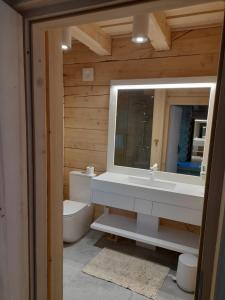 a bathroom with a sink and a mirror at Tajojta in Werlas