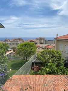 uma vista para uma cidade a partir de um telhado de uma casa em Cap d ail Appartement aux portes de Monaco em Saint-Antoine