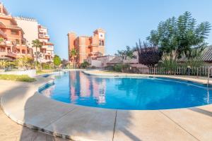 einen Pool mit blauem Wasser in einem Wohngebiet in der Unterkunft 2211-Apt with big terrace and amazing sea view in Manilva