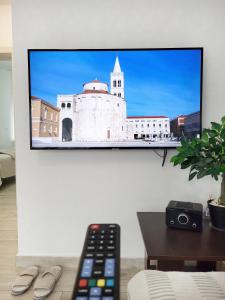 Televízia a/alebo spoločenská miestnosť v ubytovaní Rosemarie Beach Suites Zadar
