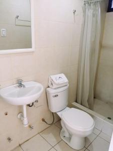 uma casa de banho com um WC e um lavatório em Hotel Cortaderas Arequipa em Yanahuara
