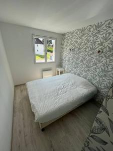 1 dormitorio con cama y pared en Jour meilleur à Métabief, en Métabief