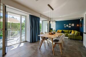 een eetkamer met een tafel en stoelen en een bank bij FeWo Prora - Luft und Loft in Binz