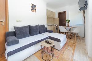 ein Wohnzimmer mit einem Sofa und einem Tisch in der Unterkunft Guest House Zuber in Budva