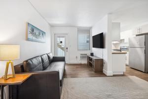 Una sala de estar con un sofá y una cocina. en 713 Miami Beach Apartments, en Miami Beach