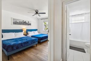 ein Schlafzimmer mit 2 Betten und ein Badezimmer in der Unterkunft 713 Miami Beach Apartments in Miami Beach