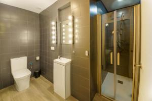 een badkamer met een toilet en een douche bij APARTAMENTOS MAPAMUNDI in Badajoz