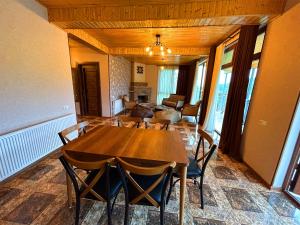 una sala da pranzo con tavolo e sedie in legno di Hotel VIM in Sighnaghi a Sighnaghi