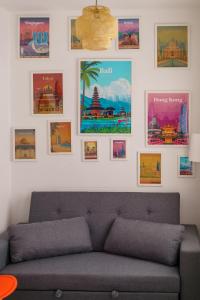 sala de estar con sofá y carteles en la pared en APARTAMENTOS MAPAMUNDI, en Badajoz