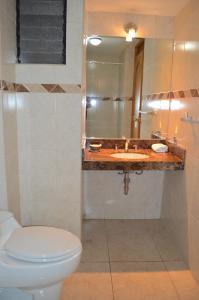 y baño con aseo y lavamanos. en Florida del Inca Hotel, en Cusco