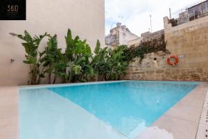 uma piscina no meio de um edifício em Ultimate Luxury Home experience in Beautiful Rabat by 360 Estates em Rabat